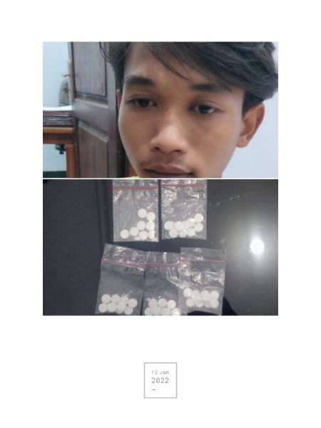 Pelaku dan barang bukti pil koplo yang dimakan Satreskrim Polsek Plemahan Kediri. (Ist) 