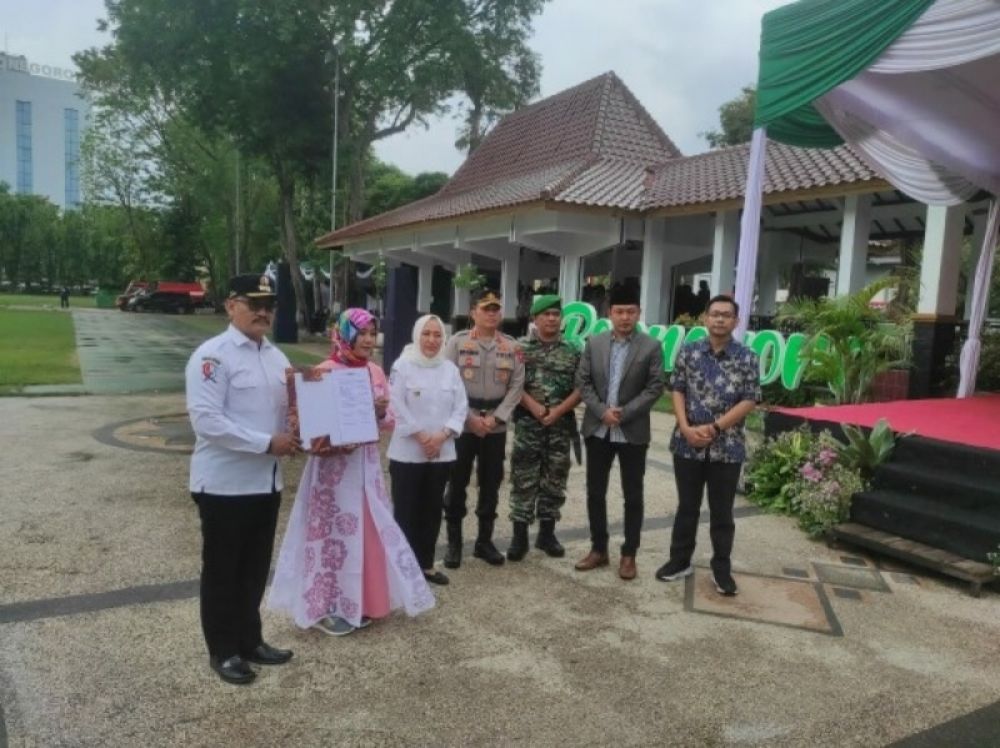 Bupati Bojonegoro, Anna Mu'awanah pimpin Apel Deklarasi Damai Pilkades Serentak Gelombang I Tahun 2022 di Alun - alun Bojonegoro. (Ist) 