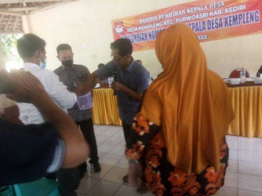 Salah satu panitia pilkades Desa Kempleng Kediri diduga ikut pemilihan cakades. (Ist) 