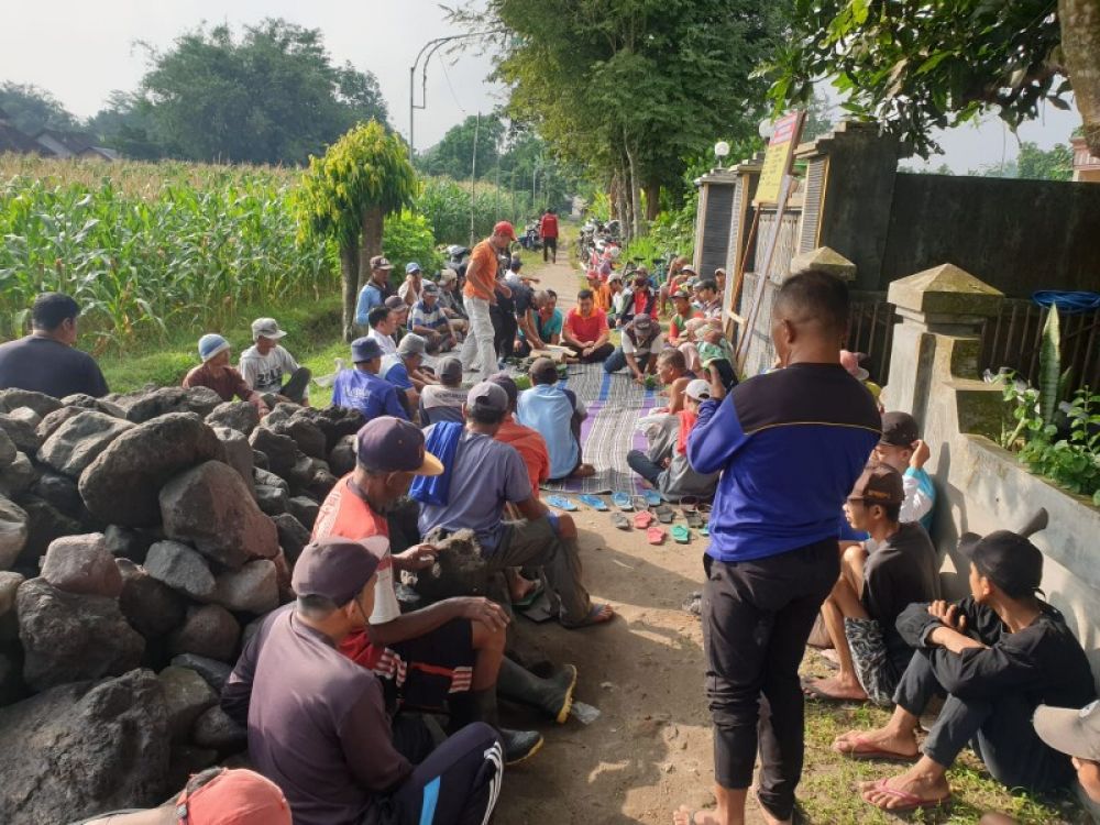 Anggota DPRD dari Nasdem yang akrab disapa Mas Pipin bersama warga saat padat karya saluran irigasi. Foto Bawah: Warga Wonojoyo gelar tumpengan atas realisasi pembangunan saluran irigasi. (Ist) 