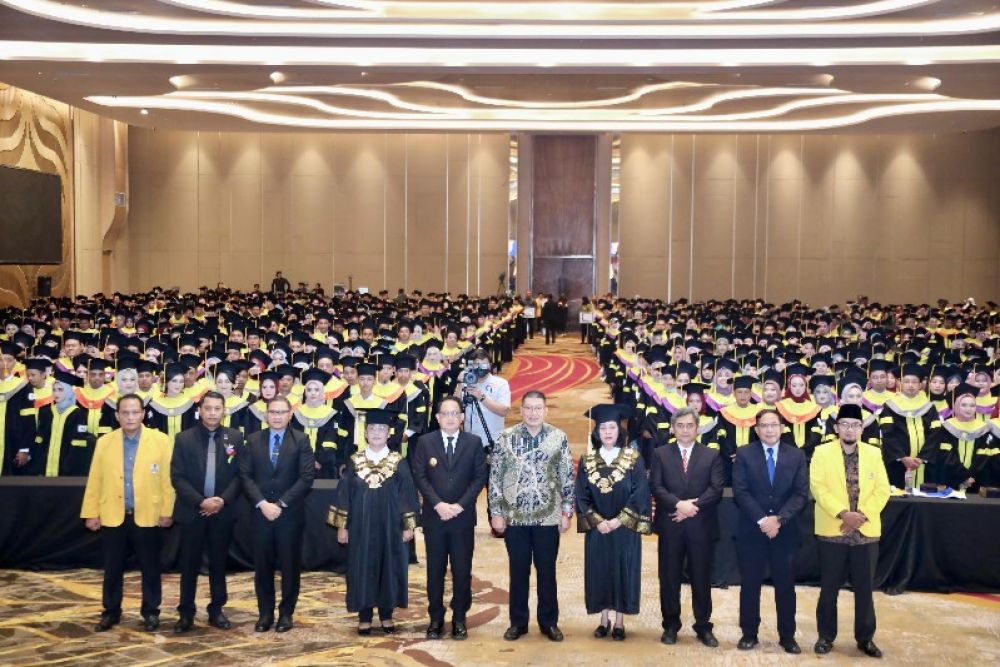 Pj Gubernur Adhy saat hadiri wisuda Universitas Terbuka Malang. (ist) 