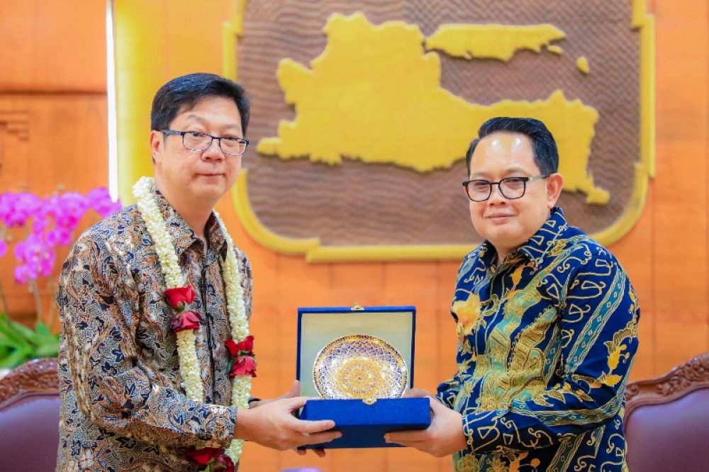 Pj Gubernur Adhy serahkan cindera mata kepada Dubes Thailand Untuk Indonesia, Prapan Disyatat di gedung negara Grahadi Surabaya. (Ist) 