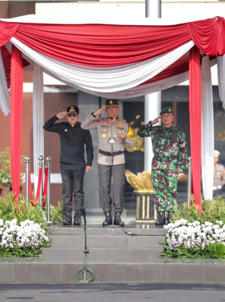 Pj Gubernur Adhy, Kapolda Jatim dan Pangdam V Brawijaya saat apel pasukan. (Ist) 