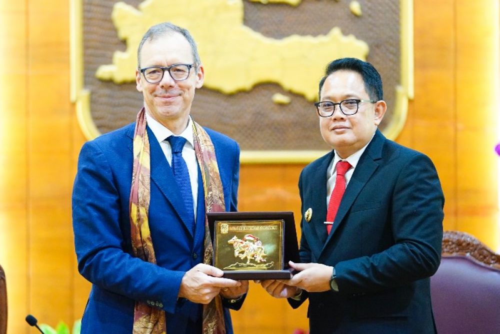 Pj Gubernur Adhy tukar cindera mata dengan Dubes Swiss di kantor Negara Grahadi Surabaya. (Ist) 