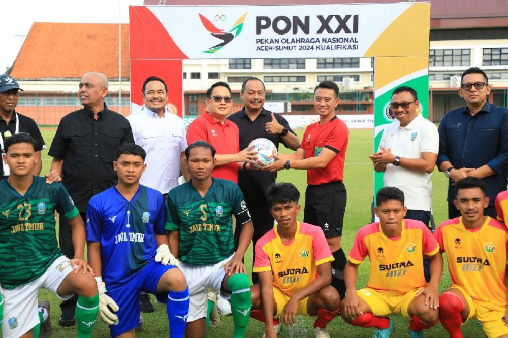 Pj Gubernur Adhy secara resmi membuka kualifikasi Pra PON cabor sepak bola didampingi Ketua KONI Jatim, M Nabil. (Ist) 