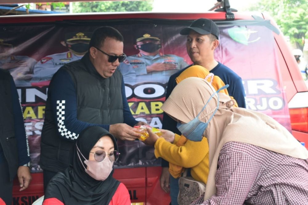 Pejabat Utama Polda Jatim dan Polresta Sidoarjo saat gelar bakti sosial di Prambon. (Ist) 