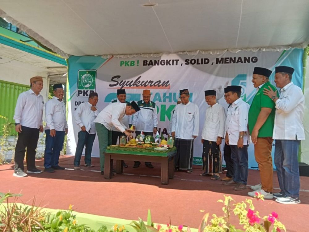 Ketua DPC PKB Sidoarjo, Subandi memotong tumpeng dalam acara syukuran HUT PKB ke 25. (Ist) 