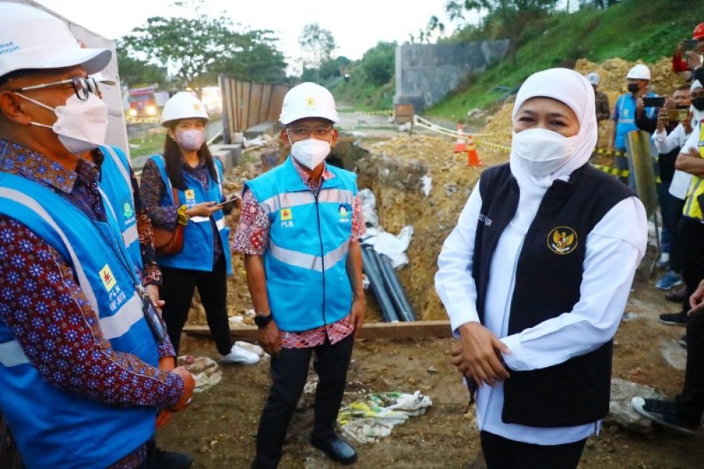Gubernur Khofifah mendapat penjelasan dari GM PLB UIP JBTN Muhammad Ramadhansyah saat neninjau progres penambahan pasokan listrik di Jembatan Suramadu. (Ist) 