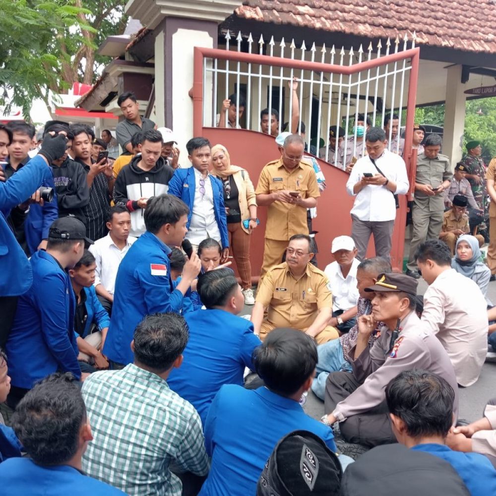 Pj Sekda Pamekasan saat menemui pengunjuk rasa di depan kantor Bupati Pamekasan. (Ist) 