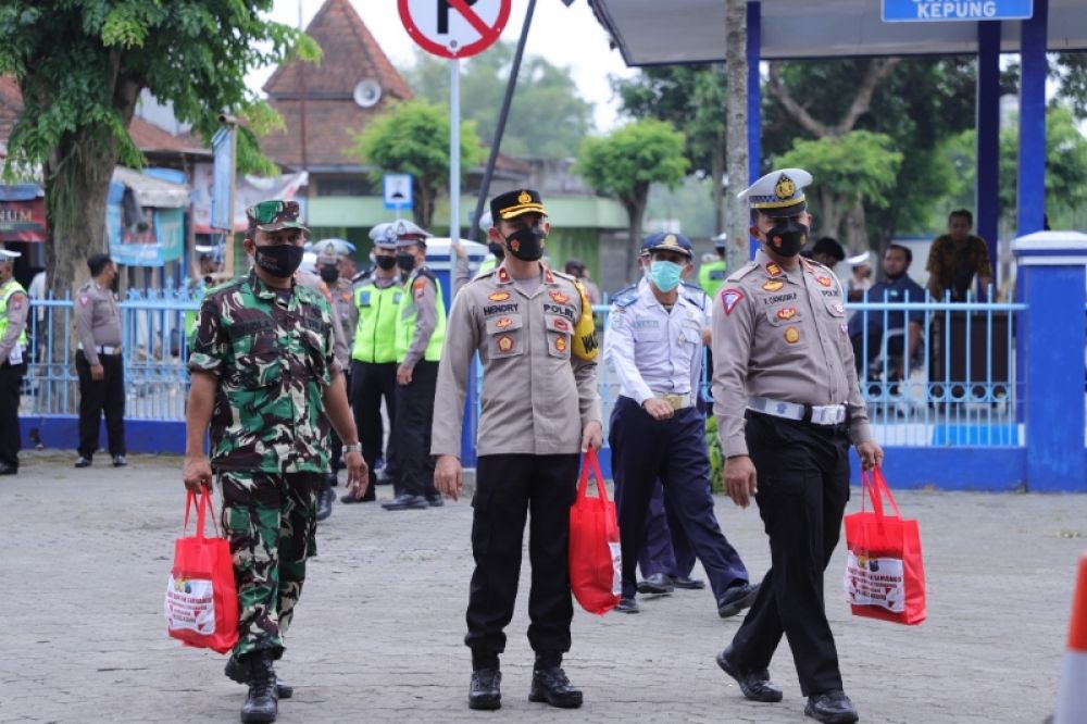 Polres Kediri bersama aparat TNI dan Dinas Perhubungan menyalurkan bantuan sosial kepada masyaraket terdampak kenaikan BBM. (Ist) 