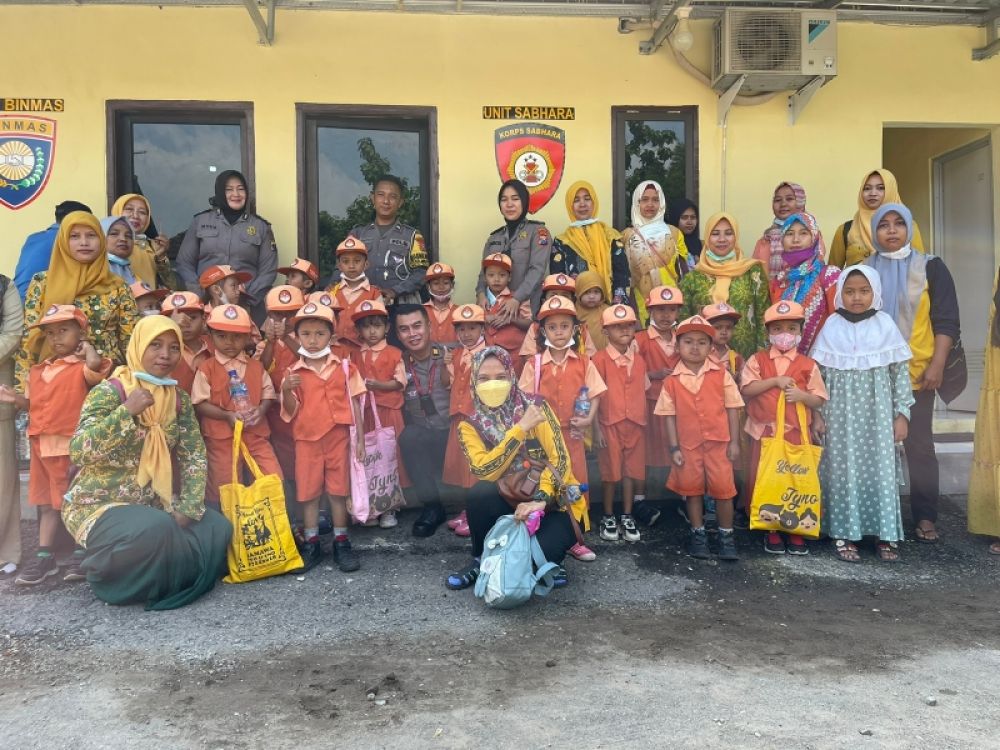 Polisi sahabat anak. Semakin dekatkan polisi dengan anak sejak dini. (Ist) 