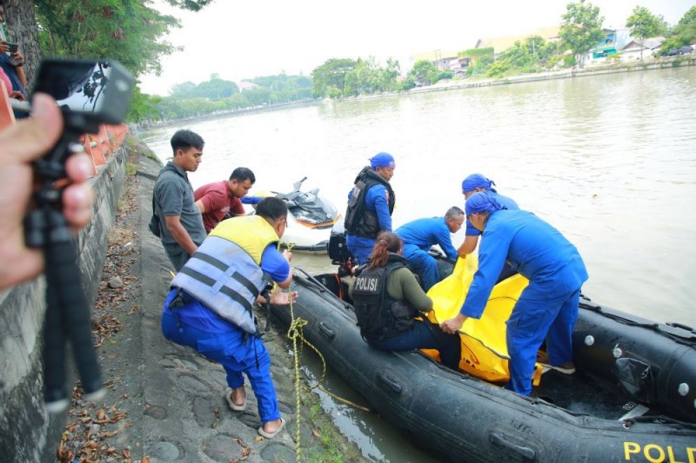 Tim SAR Polairud Polda Jatim saat evaluasi korban tenggelam perahu Tambangan. (Ist) 