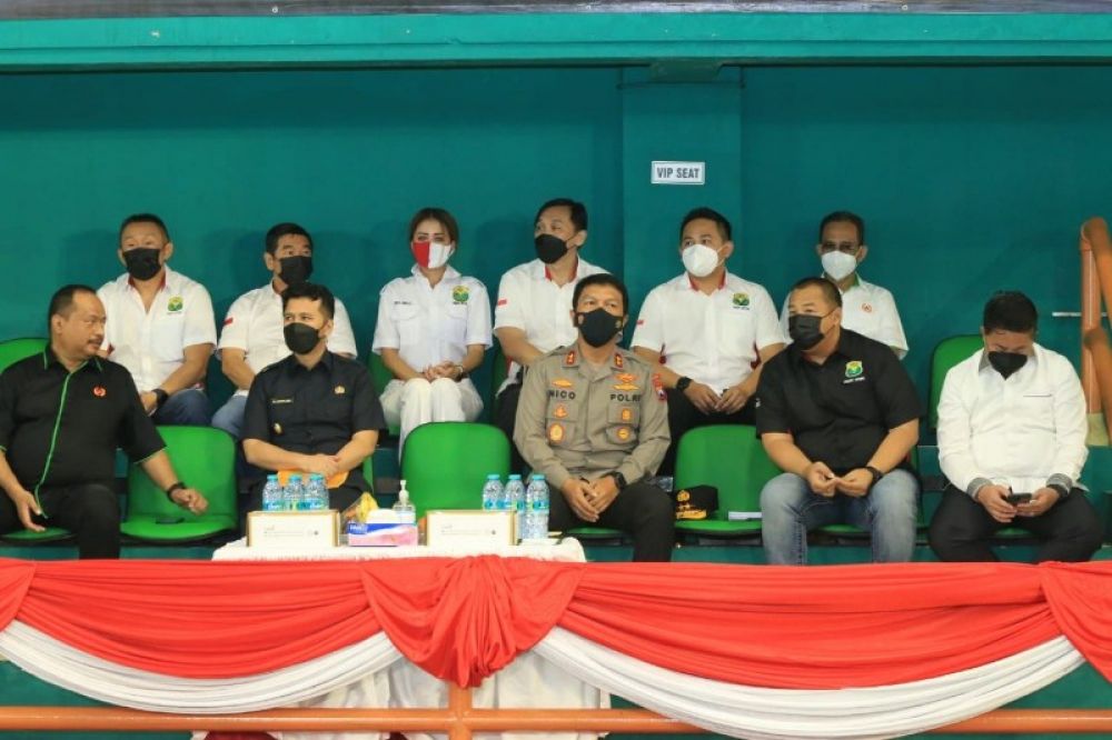 Kapolda Jatim Nico Afinta bersama Plt Gubernur Jatim Emil Dardak beserta jajaran pengurus dan Ketua Koni Jatim M Nabil seta Ketua PBSI Jatim. (ist) 