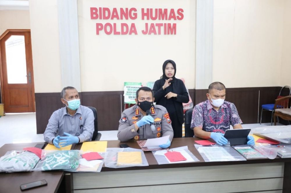 Kabid Humas Polda Jatim berikan keterangan pers. (Ist) 