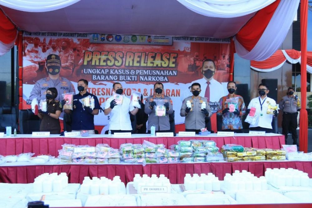 Polda Jatim Musnahkan Ratusan Jenis Sabu dan Barang Sitaan