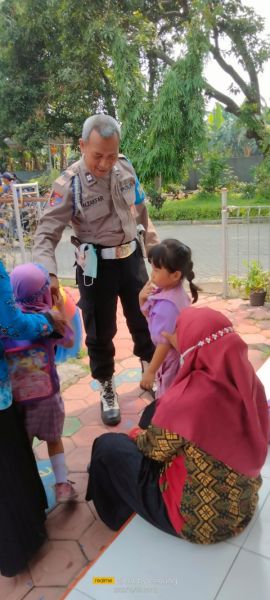 Bhabinkamtibmas Sidoarjo saat sambangi TK cara efektif untuk mengenalkan polisi. (Ist) 