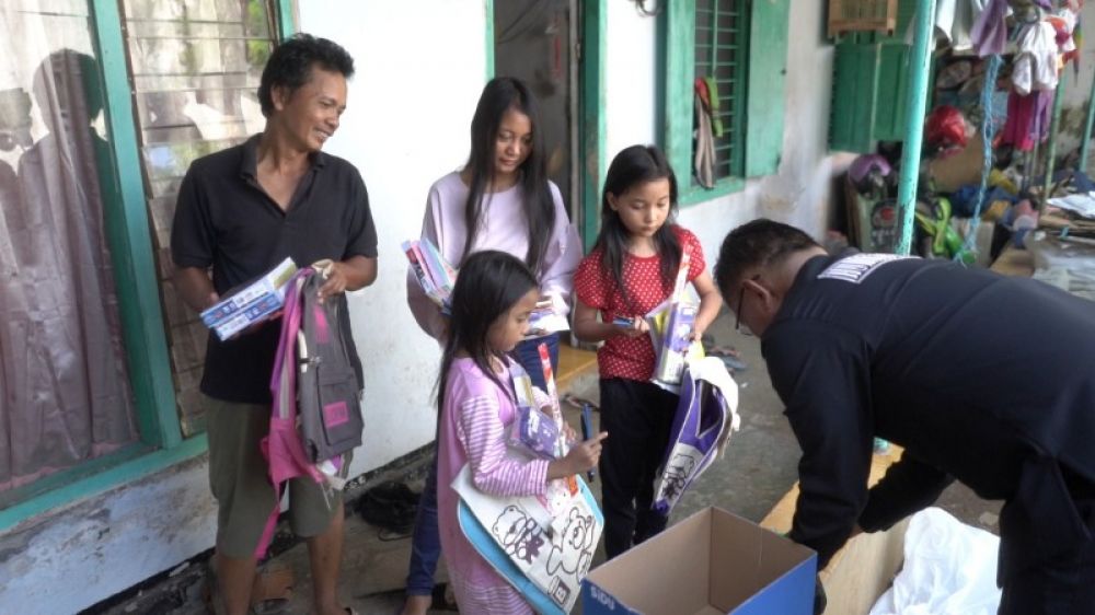 Polres Kota Probolinggo, beri bantuan kepada anak tukang becak. (Ist) 
