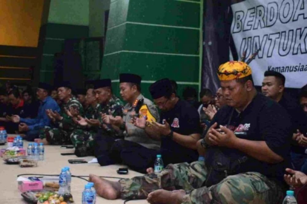 Doa Bersama di GOR Delta Sidoarjo Untuk Korban Tragedi Kanjuruhan