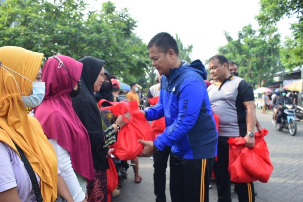Kapolresta Sidoarjo, Kombes Pol Kusumo Wahyu Bintoro membagikan paket sembako kepada warga kurang mampu. (Ist) 