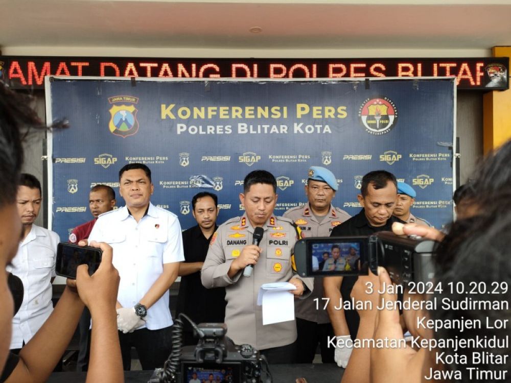 Kapolres Blitar Kota AKBP Danang Setiya Pambudi Sukarno saat menggelar jumpa pers. (Ist) 