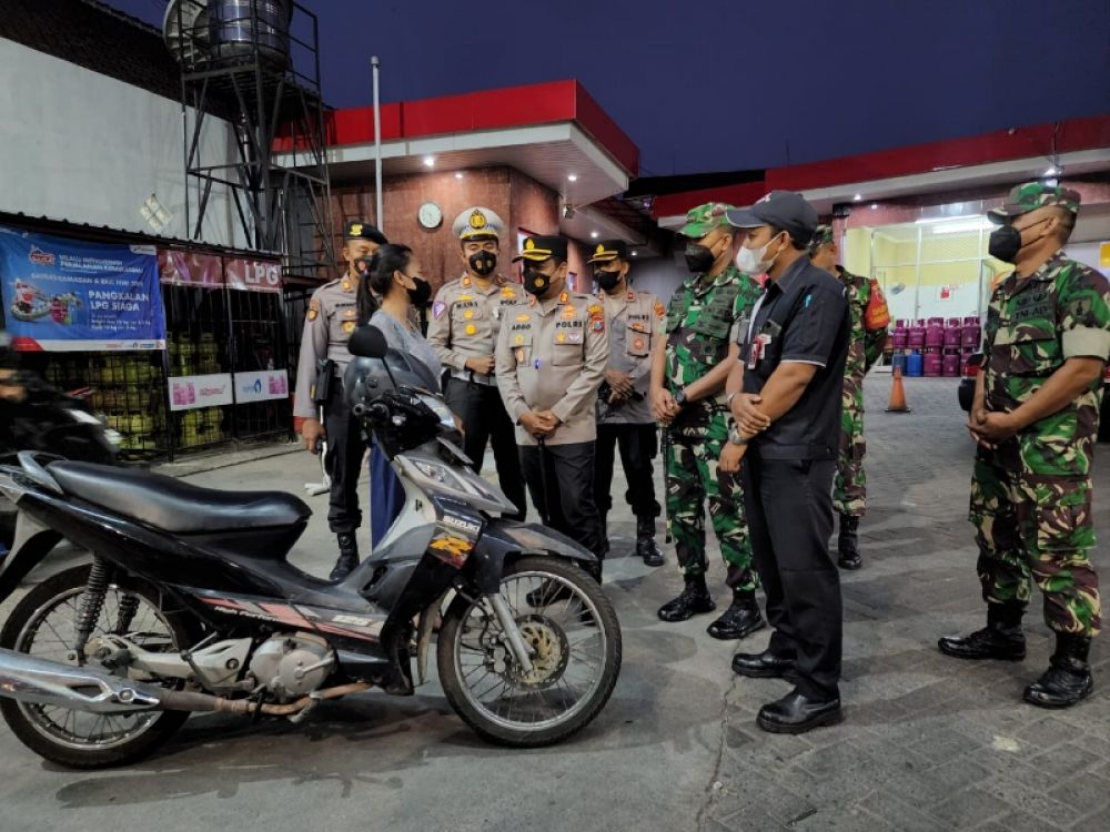 Kapolres Blitar Kota AKBP Argowiyono dan Dandim 0808 Ketkol Inf Sapto Dwi Priyono saat mengunjungi sejumlah SPBU memastikan pasokan dan distribusi BBM aman pasca kenaikan. (Ist) 