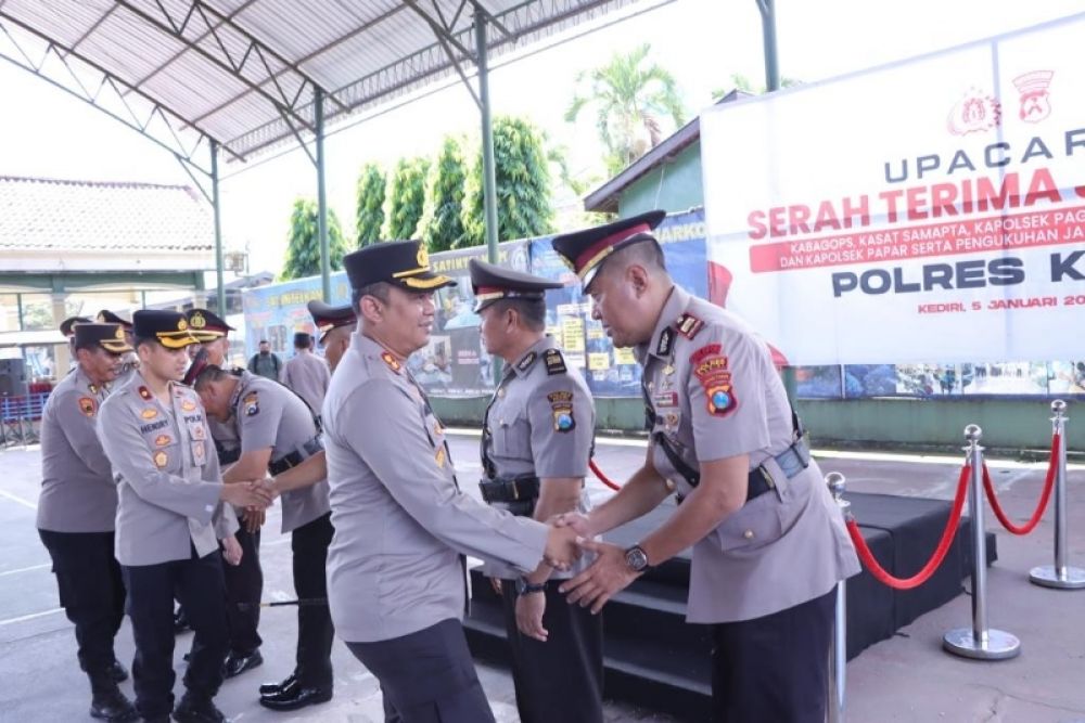 Kapolres, Kediri AKBP Agung Setyo Nugroho beri ucapan selamat kepada para pejabat utama dan beberapa Kaposek yang dilantik. (Ist) 