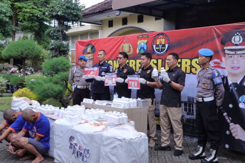 Kapolres Kediri AKBP Agung Setyo Nugroho melalui Kasatresrkoba Ridwan Sahara saat gelar rilis penangkapan terhadap dua pengedar narn Koba antar Kota. (Ist) 