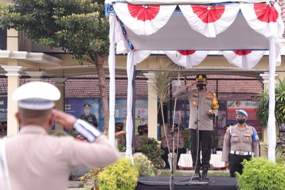 Kapolres Kediri AKBP Agung Setyo Nugroho saat memimpin apel pasukan. (Ist) 