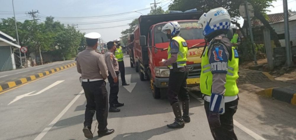 Anggota Polres Pasuruan Kota lakukan pengecekan distribusi hewan ternak guna mencegah penularan penyakit mulut dan kuku (PMK) . 