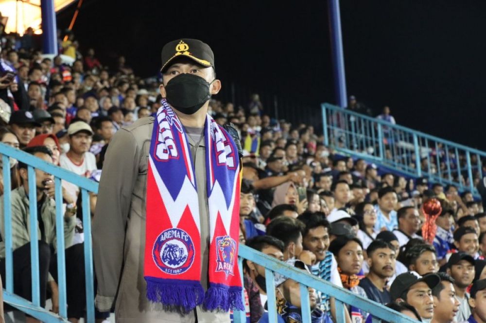 Kapolres Malang AKBP Ferli Hidayat saat pengamanan final Piala Presiden 2022 di Stadion Kanjuruan Malang. (Ist) 