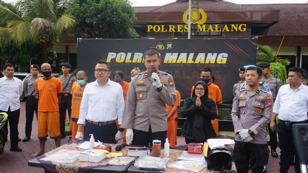 Wakapolres Malang Kompol Wisnu S Kuncoro saat press conference ungkap kasus ranmor di lapangan Satya Haprabu, Mapolres Malang (ist) 