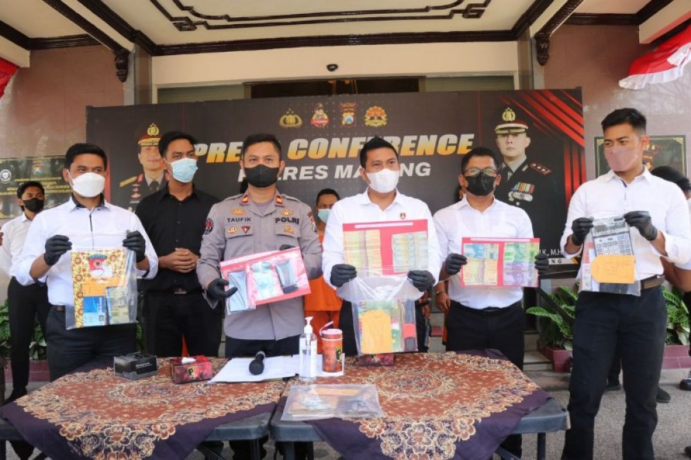 Polres Malang gelar rilis penangkapan judi Online di Singapura dan Hongkong. (Ist) 