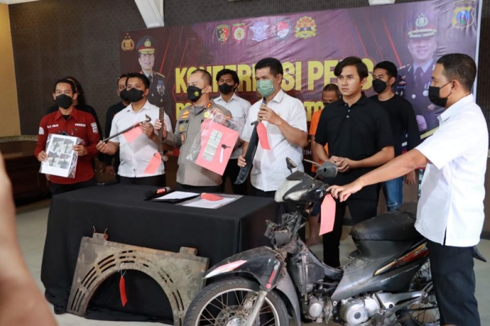 Polresta Mojokerjo rilis penangkapan dua pelaju pencurian di Dinas PU Penataan Ruang Pemkot Mojojerto. (Ist) 