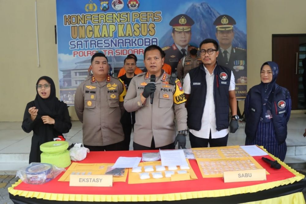 Kapolresta Sidoarjo Kombes Pol Kusumo Wahyu Nugroho ungkap rilis penangkapan pelaku narkoba. (Ist) 