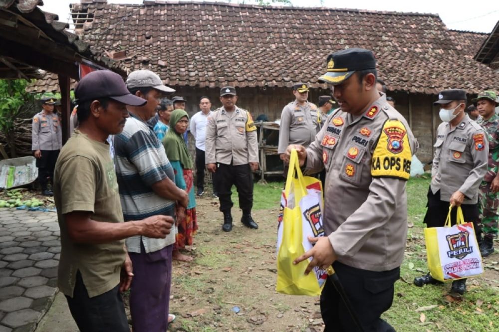 Kapolres Ngawi, AKBP Dwiasi Wiyatputera saat berikan bantuan paket sembako kepada korban bencana alam. (Ist) 