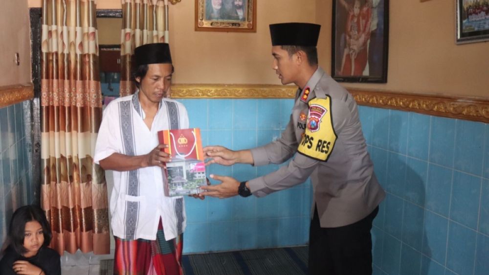 Kapolres Paruruan AKBP Bayu Pratama Gubunagi serahkan santunan dari Kapolda Jatim kepada keluarga korban tragedi Kanjuruhan di Desa, Wonokoyo, Beji Bangil. (Ist) 