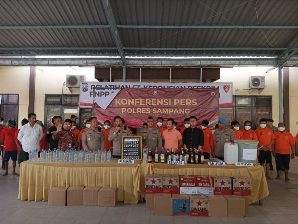 Kapolres Sampang AKBP Siswantoro saat menggelar Konferensi pers terkait pengungkapan 31 kasus. (Ist) 