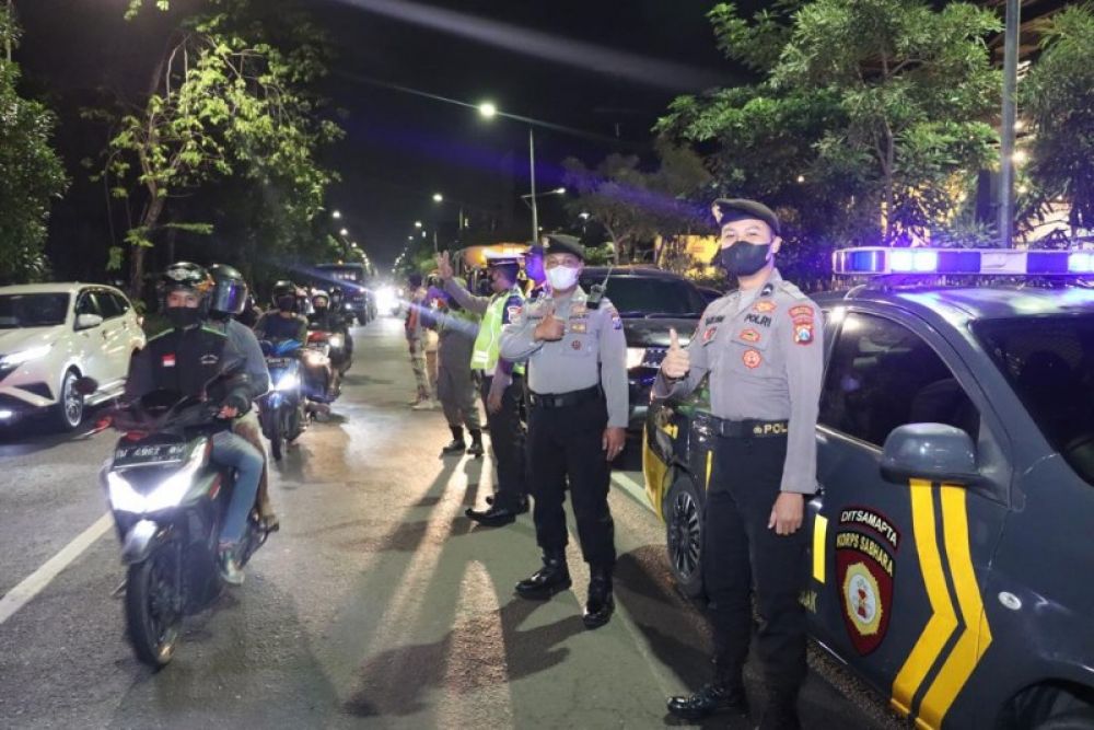 Kapolres Tanjung Perak saat melakukan kamtibmas untuk mencegah penyebaran Covid-19. (Ist) 