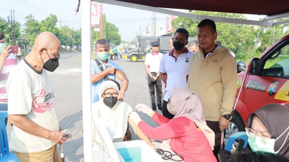 Kapolresta Sidoarjo, Kombes Pol Kusumo Wahyu Bintoro saat meninjau vaksinasi booster di vila Jasmine Suko. (Ist) 