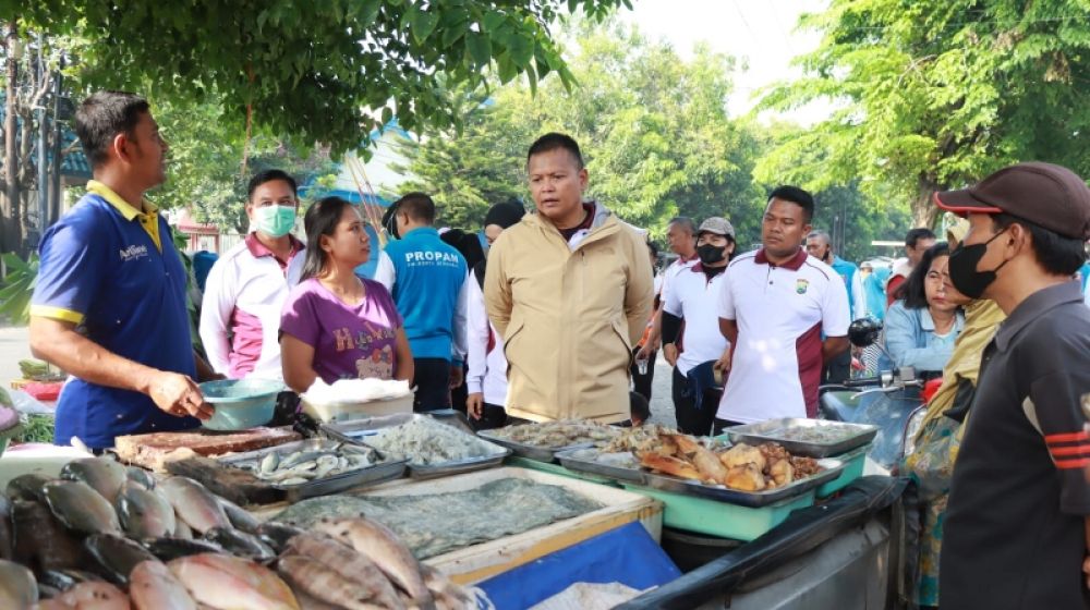 Polresta Sidoarjo Kusumo Wahyu Bintoro saat meninjau bantuan paket sembako di Vila Jasmine. (Ist) 
