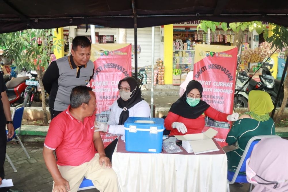Kapolresta Sidoarjo Kombes Pol Kusumo Wahyu Bintoro tinjau vaksinadi booster di Zpasar Sukodono. (Ist) 