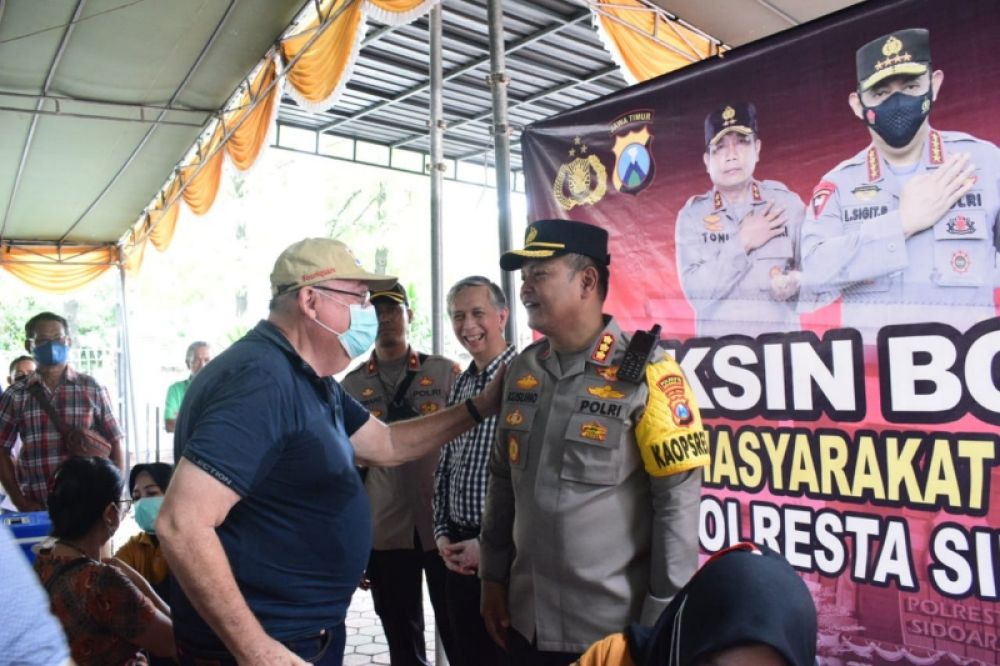 Kapolresta Sidoarjo, Kombes Pol Kusumo Wahyu Bintoro berbincang dengan salah satu jamaat gereja. (Ist) 