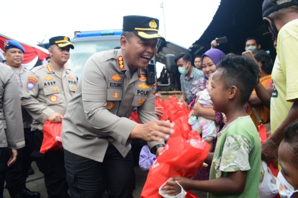 Kapolresta Sidoarjo Kombes Pol Kusumo Wahyu Bintoro menyerahkan bantuan sembako dalam Jumat Curhat di Pasar Sepanjang. (Ist) 