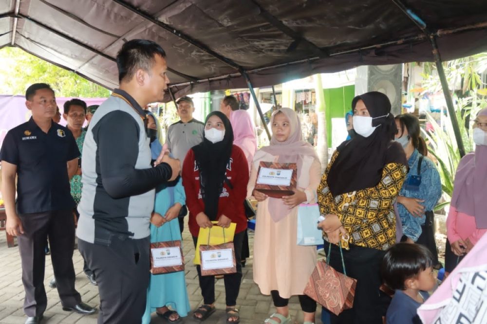 Kapolres Sidoarjo Kombes Pol Kusumo Wahyu Bintoro berdialog dengan warga Sukodono. (Ist) 