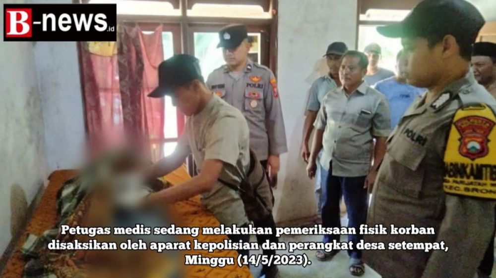 Petugas medis puskesmas Wonosobo tengah melakukan pemeriksaan jasad korban aksi bunuh diri dikediaman korban, Minggu (14/5/2023).(irw) 