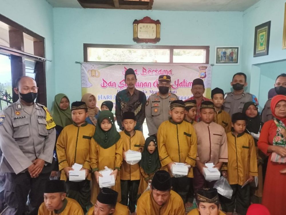 Kapolsek Wonotirto AKP Supriadi saat menghadiri doa bersama dan santunan anak yatim. (Ist) 