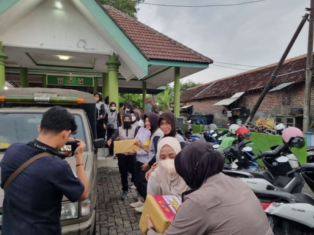 Aksi Polwan Pilresta Sidoarjo membantu Warga Sidokepung Buduran terdampak puting beliung. (Ist) 