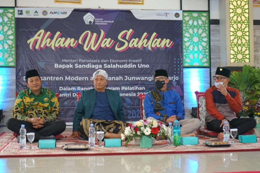 Wabup Sidoarjo Subandi mendampingi Menperakraf Sandiaga Uno saat berkunjung ke Ponpes Modern Al Amanah Junwangi Sidoarjo. (Ist) 