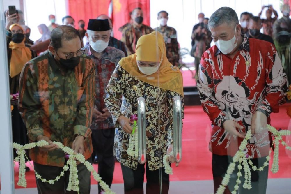 Gubernur Khofifah meresmikan gedung baru DPMD Jatim ditandai dengan pemotongan untaian bunga melati didampingi Kadis PMD dan Ketua DPRD Jatim, Kusnadi. Foto Bawah: Gubernur Khofifah tandatangani prasasti gedung baru DPMD. ( ist) 