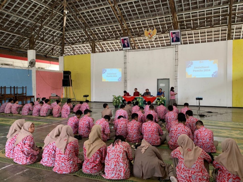 Petugas PPK Kebomas dan PPS Sidomoro saat menyampaikan materinya di hadapan siswa- siswi SMK Semen Gresik. (Ist) 